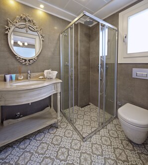 Shower, designer toiletries, hair dryer, slippers - Eritrina Otel (Cesme)