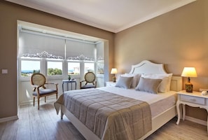 Deluxe Room, 1 Queen Bed | Premium bedding, minibar, in-room safe, desk
