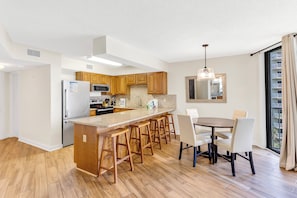 Condo Premium, 3 habitaciones, balcón | Cocina privada | Refrigerador, microondas, horno y parrilla de estufa