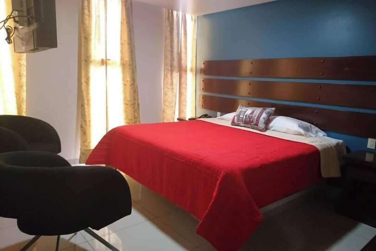 Caja de seguridad en la habitación y escritorio