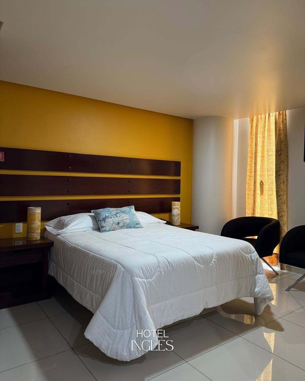 Chambre exécutive | Coffre-fort, bureau, espace de travail pour ordinateurs portables