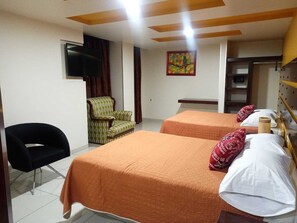 Deluxe Double Room | In-room safe, desk, laptop workspace, iron/ironing board - Hotel Inglés (Tulancingo)