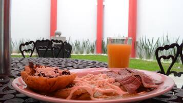 Desayuno a la carta todos los días (con cargo)