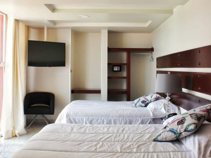 Habitació doble Deluxe | Caixa forta a l'habitació i escriptori