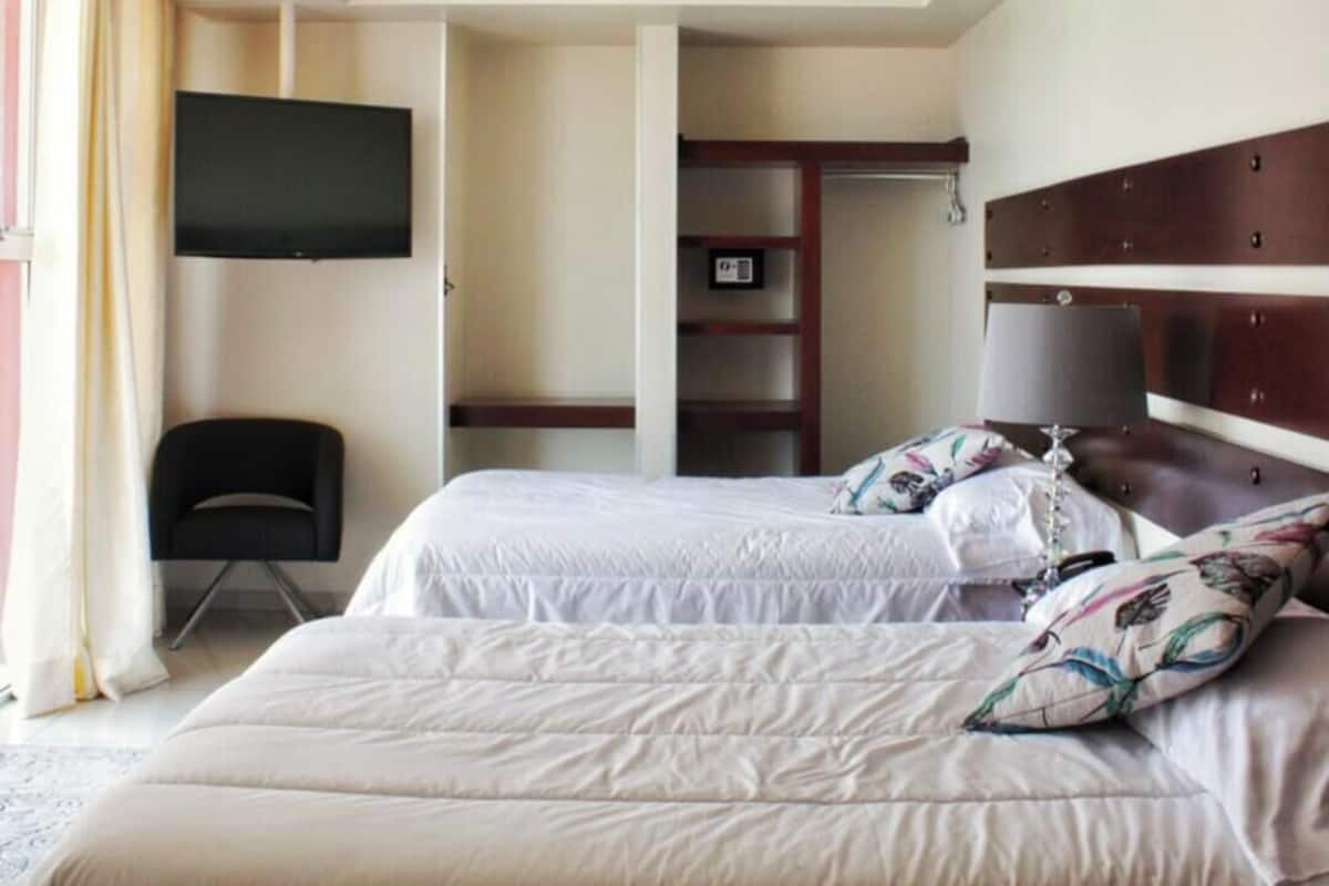 Habitación doble Deluxe | Caja de seguridad en la habitación y escritorio