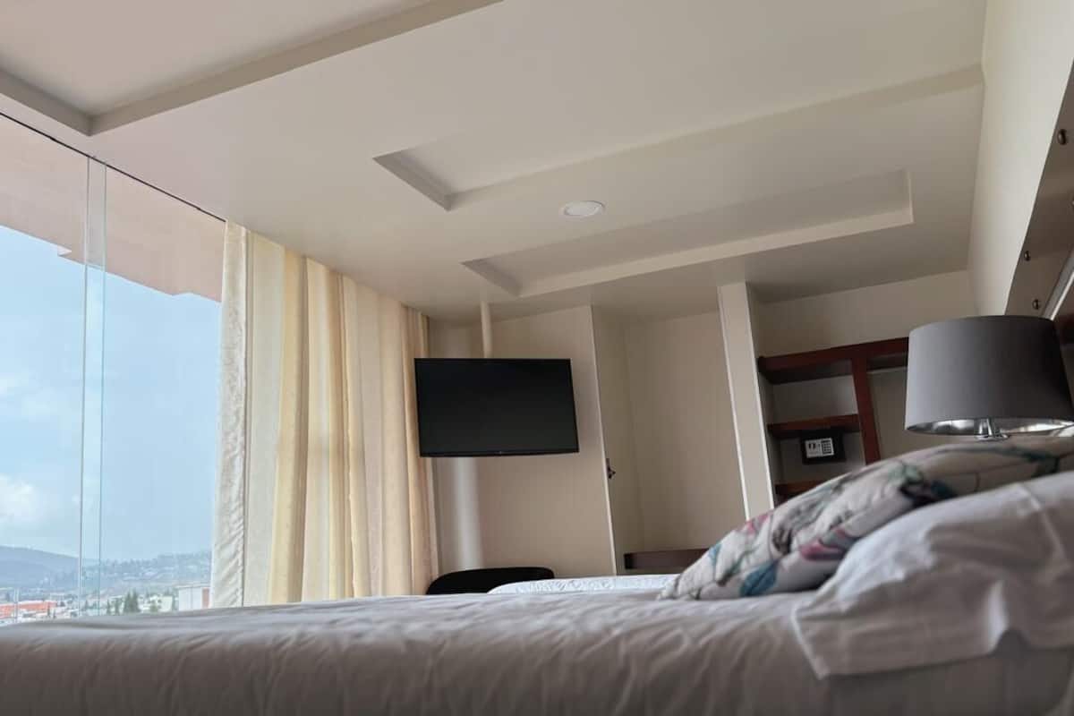 Habitación doble Premier | Caja de seguridad en la habitación y escritorio