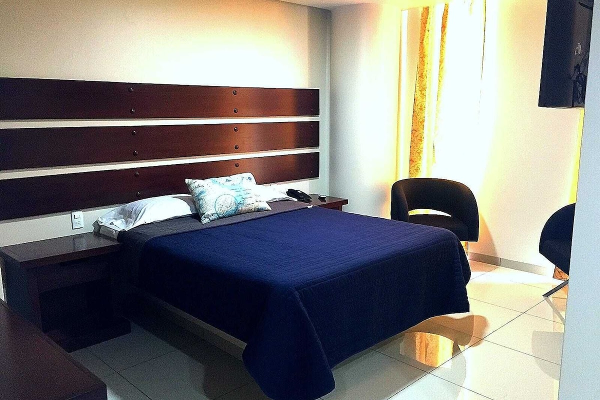 Habitación ejecutiva | Caja de seguridad en la habitación y escritorio