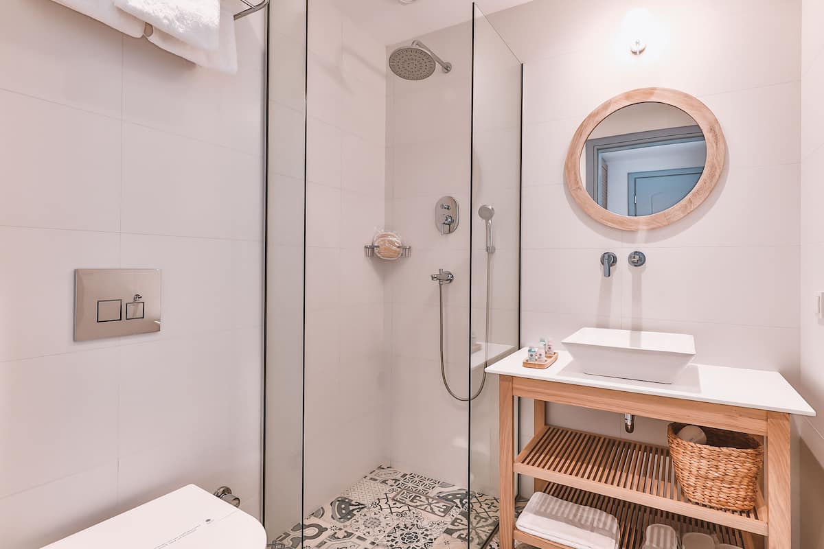 triple room, balcony | bathroom | shower, free toiletries, hair dryer, slippers