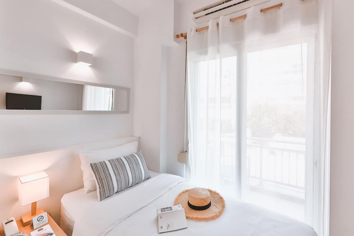Twin Room, Balcony | Minibar, in-room safe, iron/ironing board (on request), WiFi (free)
