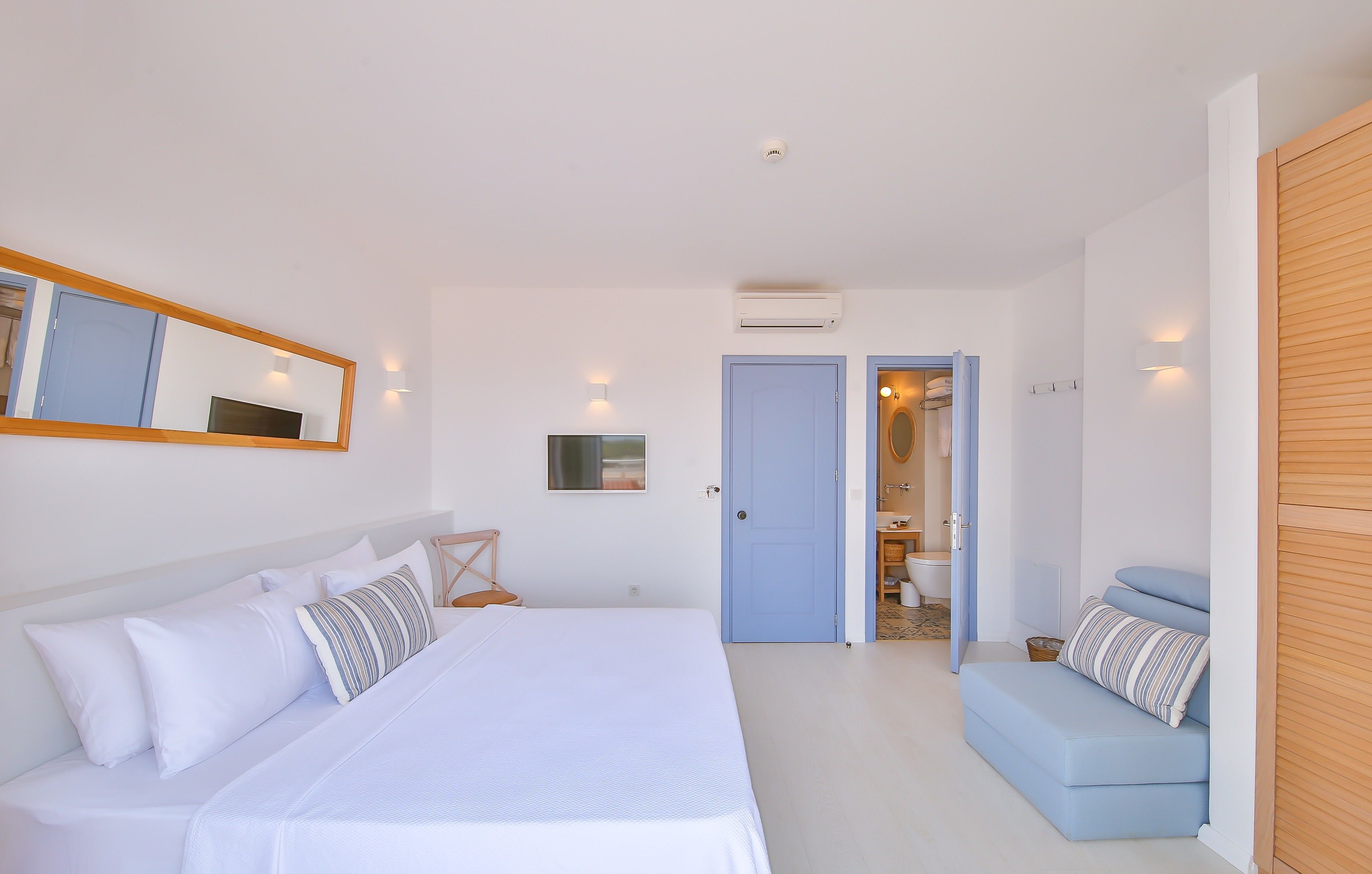 Dobbeltrom, terrasse | Minibar, safe på rommet, strykejern/-brett og wi-fi (inkludert)