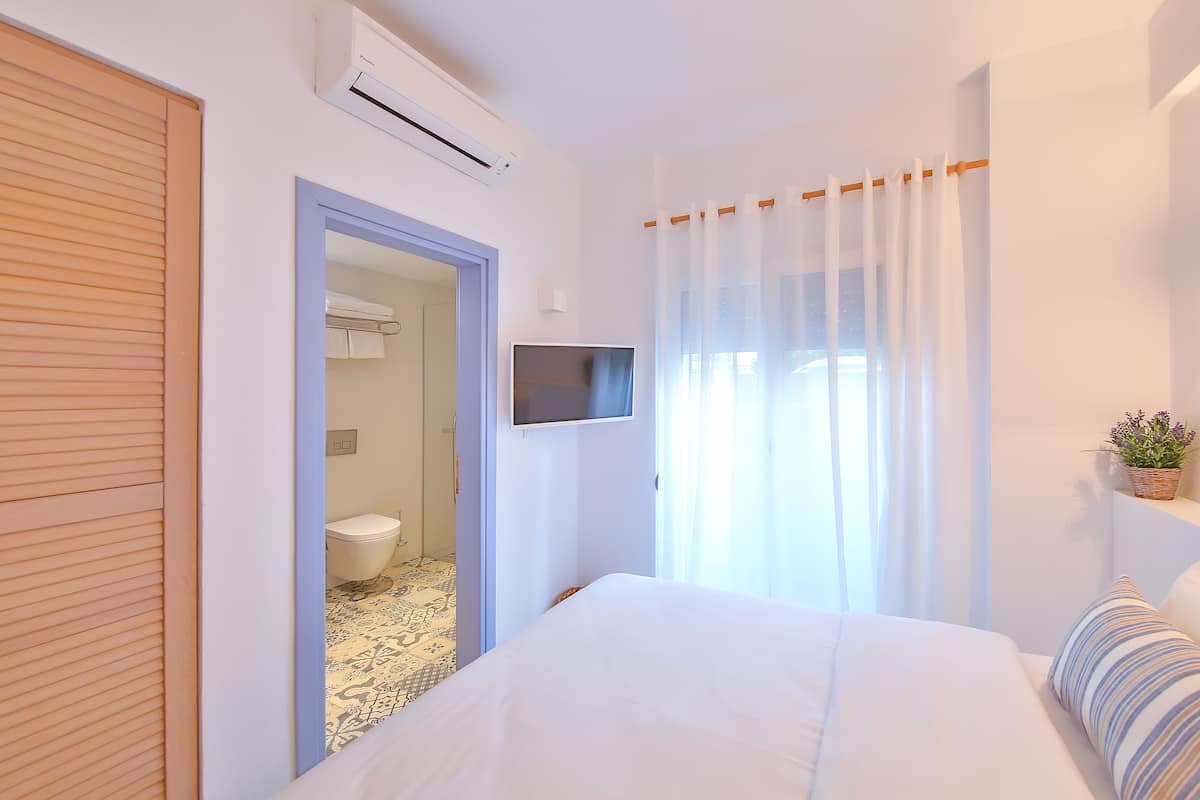 Economy Double Room | Minibar, in-room safe, iron/ironing board (on request), WiFi (free)