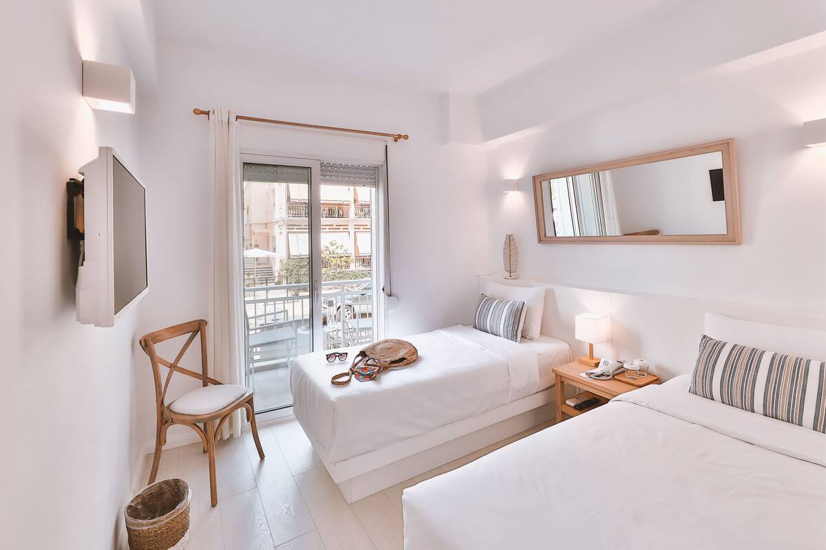 Triple Room, Balcony | Minibar, in-room safe, iron/ironing board (on request), WiFi (free)