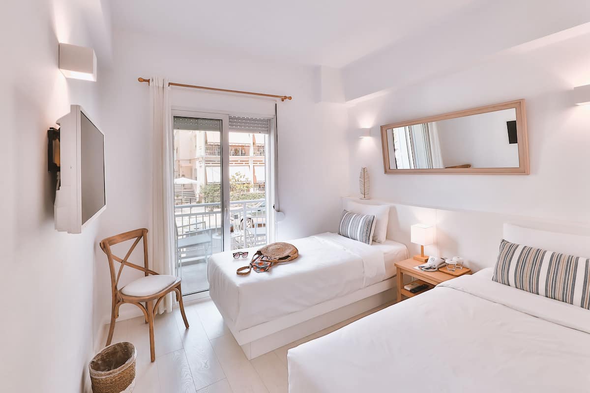 Driepersoonskamer, balkon | Een minibar, een kluis op de kamer, een strijkplank/strijkijzer