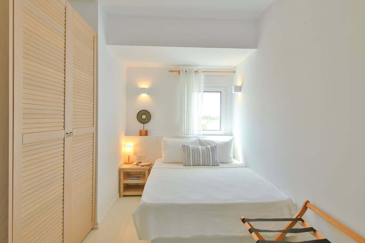 Double Room | Minibar, in-room safe, iron/ironing board (on request), WiFi (free)