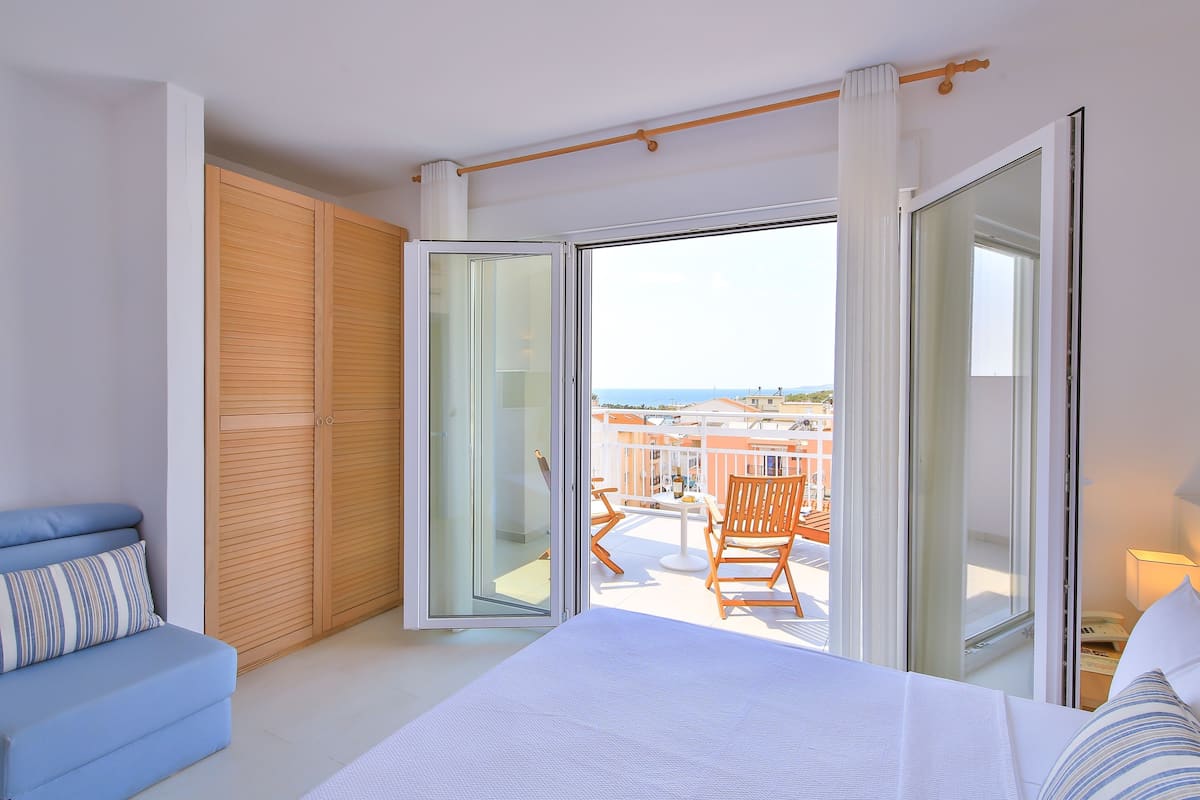 Double Room, Terrace | Minibar, in-room safe, iron/ironing board (on request), WiFi (free)