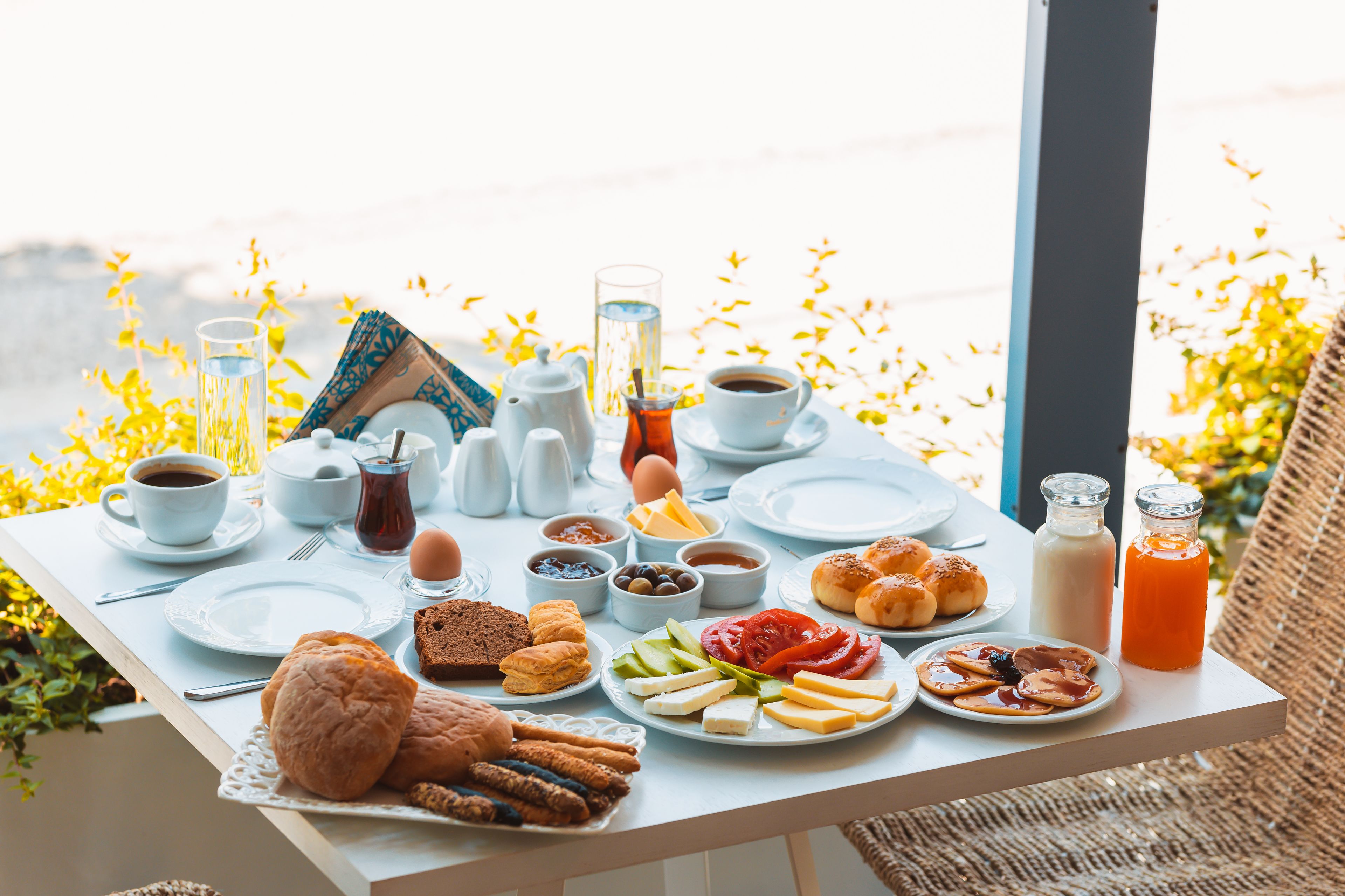 daily continental breakfast (eur 9 per person)