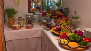Une table de buffet proposant divers plats et accompagnements.