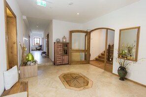 Interior entrance - Hotel Alpenblick (Riedering)