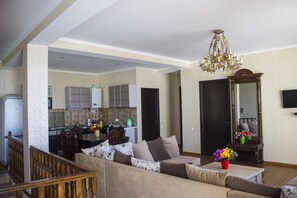 ดีลักซ์อพาร์ทเมนท์, 2 ห้องนอน, ปลอดบุหรี่, วิวเมือง | มินิบาร์, ตู้นิรภัยในห้องพัก, โต๊ะทำงาน, ห้องเก็บเสียง