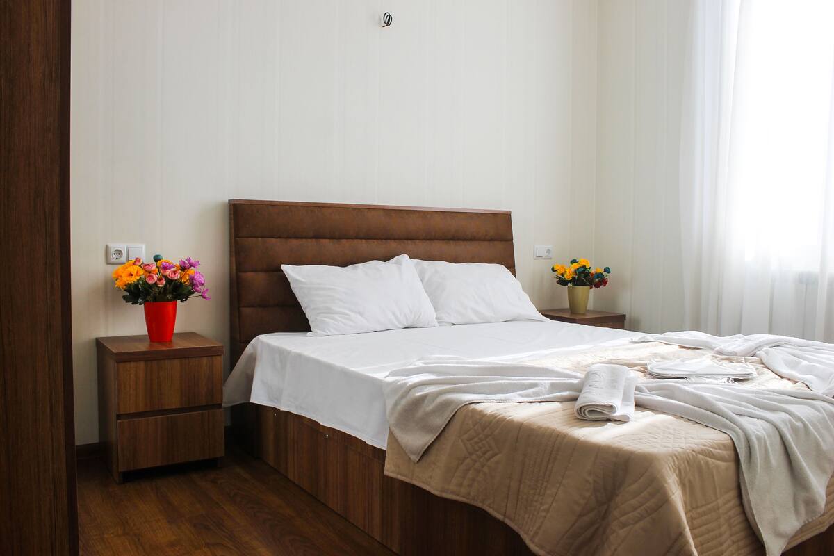 Minibar, caja de seguridad en la habitación y escritorio