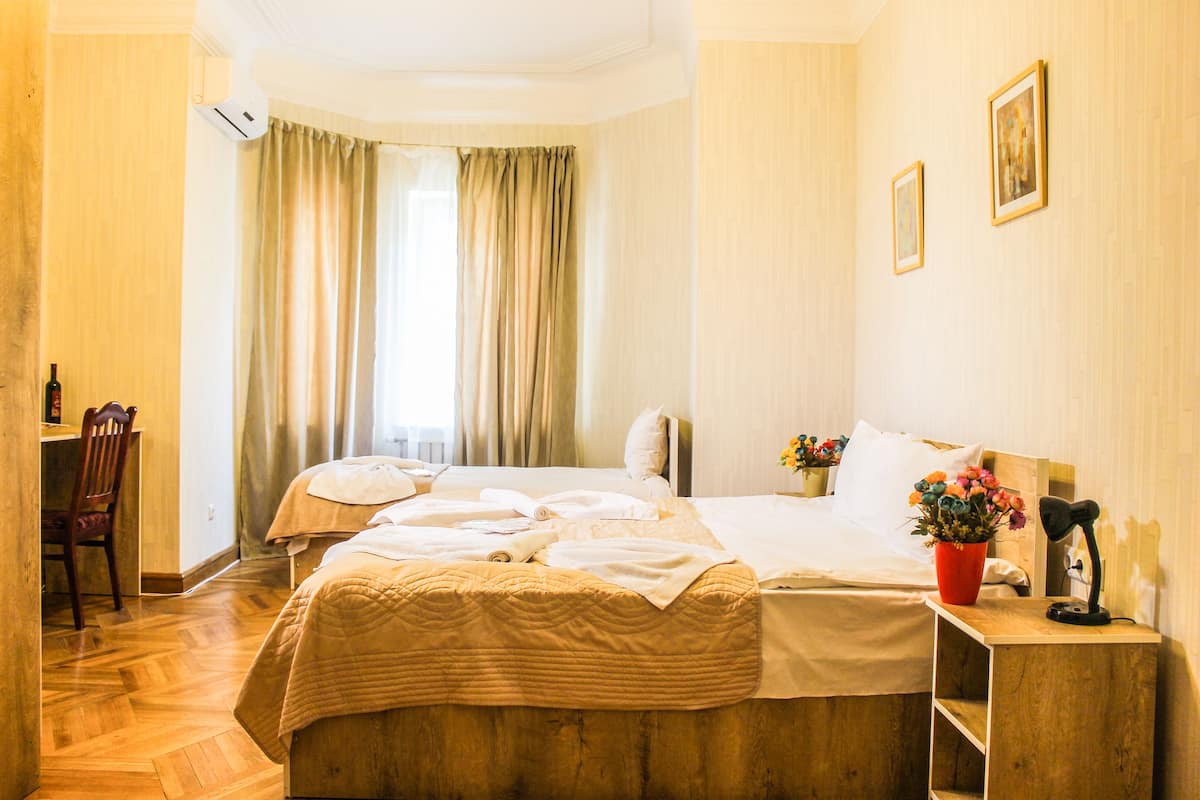 Deluxe Triple Room, Multiple Beds, City View