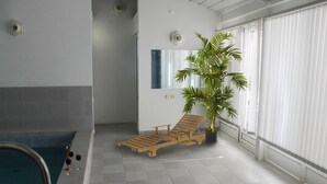 Innendørsbasseng