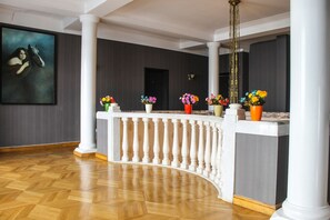 ฝ่ายต้อนรับ