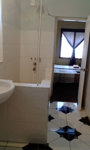 Quarto standard | Banheiro | Chuveiro, toalhas de banho