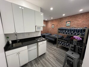 Studio, oma kylpyhuone (409) | Ylelliset vuodevaatteet, Wi-Fi