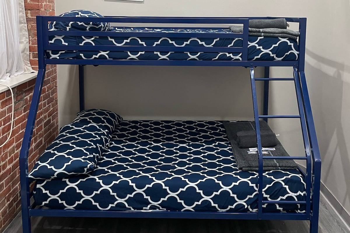 Habitación, baño compartido | Ropa de cama de alta calidad y wifi