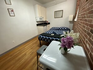 Huone, jaettu kylpyhuone (724 Private Room) | Ylelliset vuodevaatteet, Wi-Fi