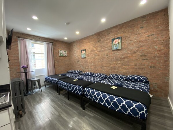 Studio, oma kylpyhuone (409) | Ylelliset vuodevaatteet, Wi-Fi