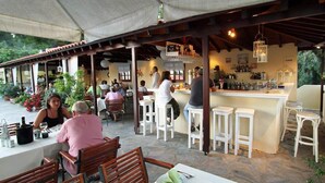 Bar ved bassenget