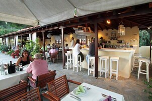 Bar junto a la piscina