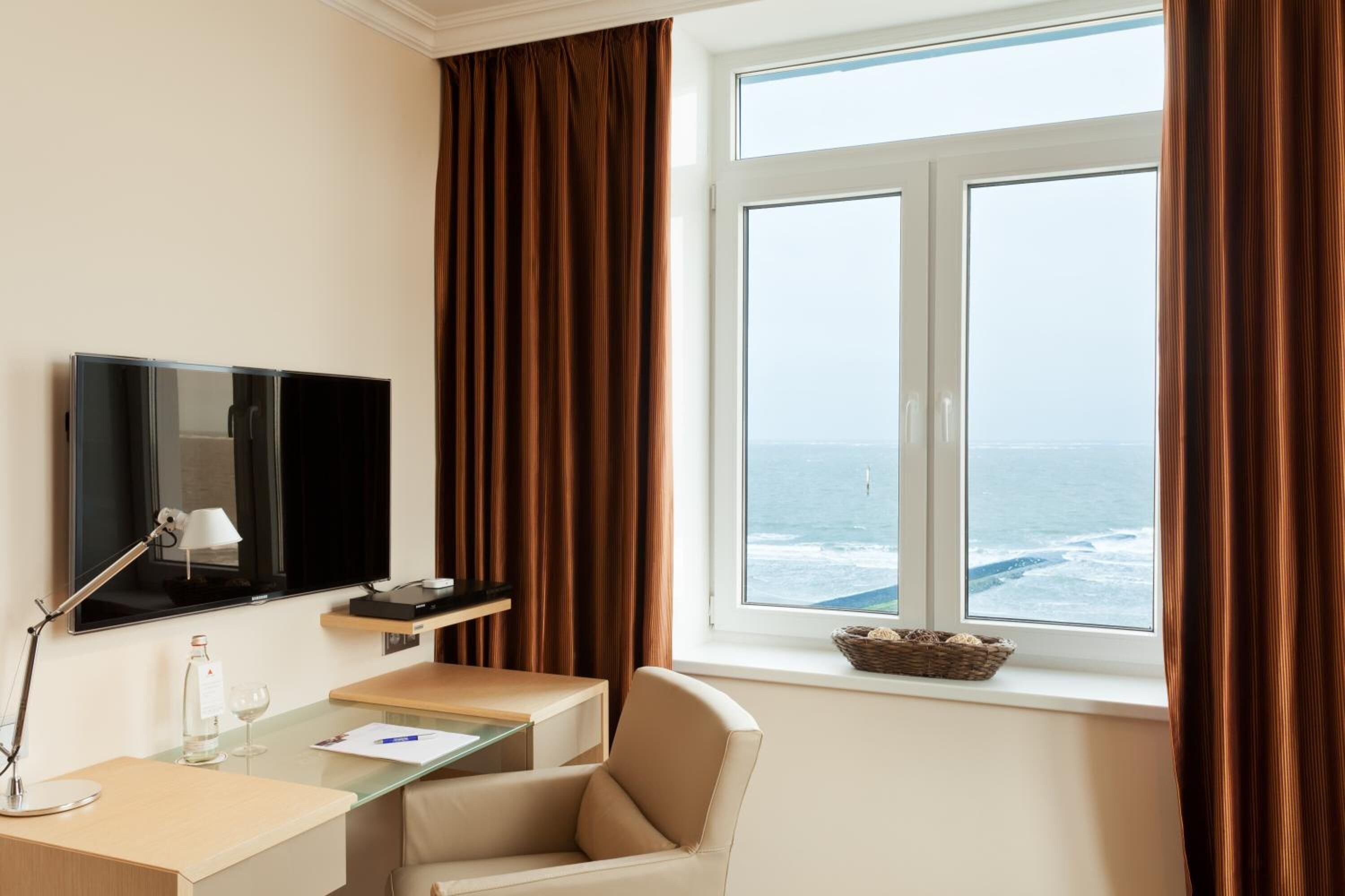 Seprai antialergi, brankas, meja kerja, dan ruang kerja ramah laptop