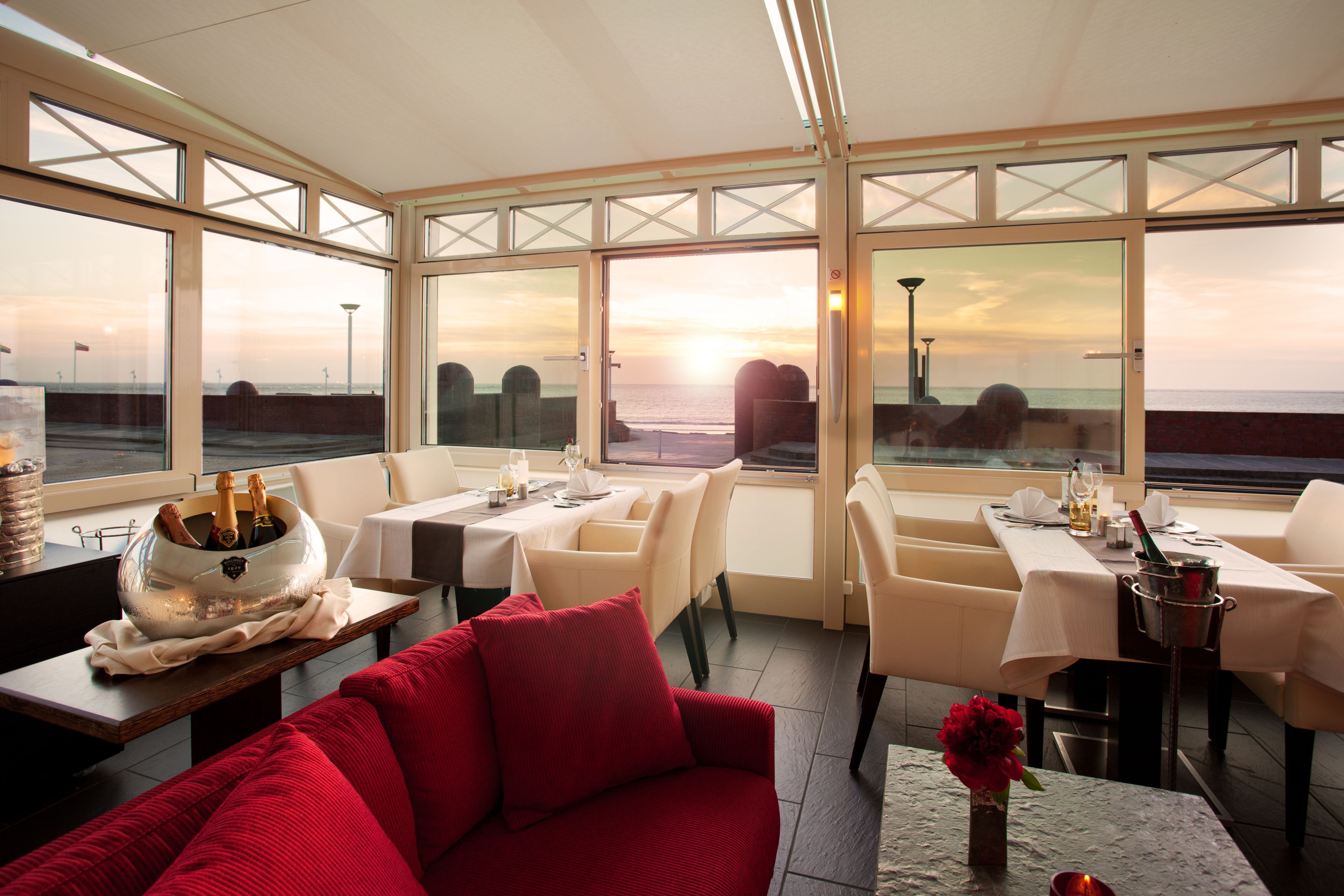 2 restoran, melayani makan malam dengan sajian masakan internasional