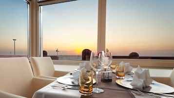 2 restaurants servant le dßner, spécialités Cuisine internationale