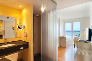 Shower, free toiletries, hair dryer, slippers - Strandhotel Georgshöhe (Norderney)