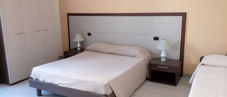 Quarto quádruplo | Frigobar, cofres nos quartos, escrivaninha