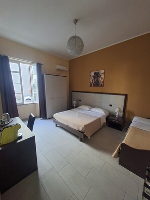 Tremannsrom | Minibar, safe på rommet, skrivebord og strykejern/-brett