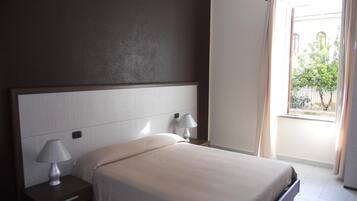 Minibar, coffres-forts dans les chambres, bureau