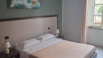 Camera tripla | Minibar, una cassaforte in camera, una scrivania, ferro/asse da stiro