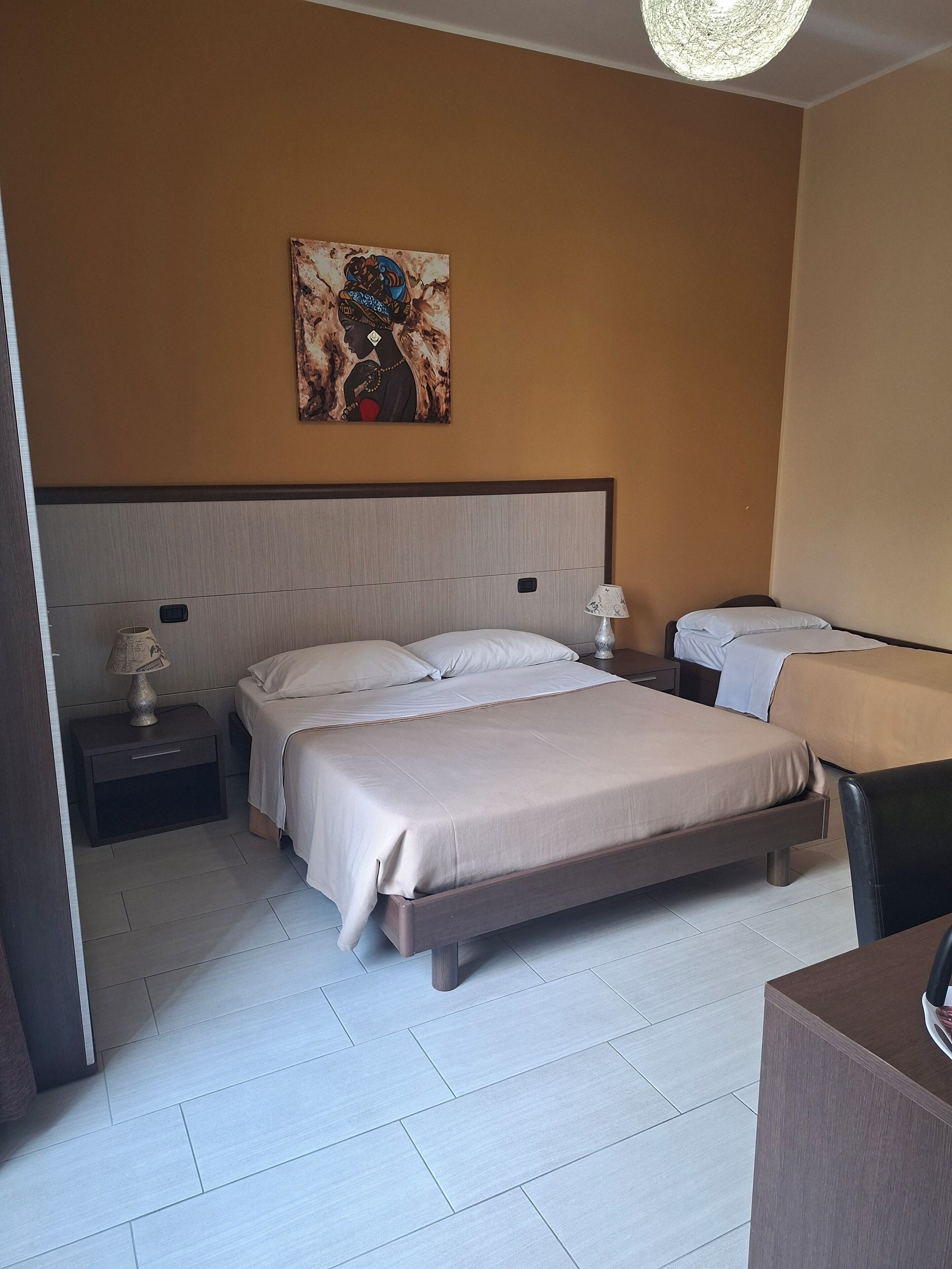 Minibar, caja de seguridad en la habitación y escritorio 