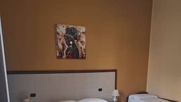 Minibar, caja de seguridad en la habitación y escritorio