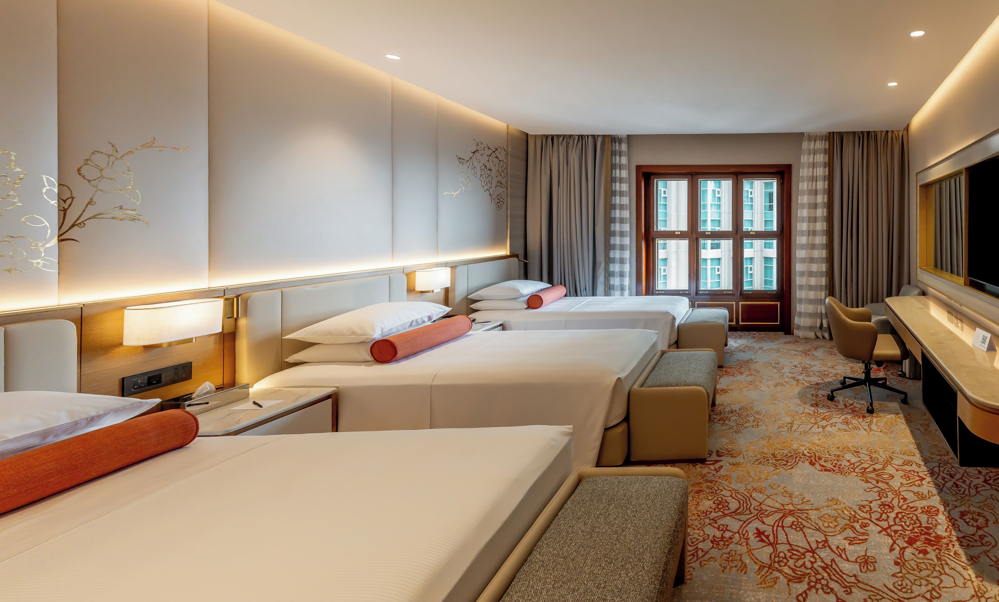 Sengetøy av topp kvalitet, minibar, safe på rommet og skrivebord