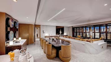 Luxury Suite Partial Kaaba View with Living Room\-VIP Lounge Access | Zona de estar | Televisión LCD de 37 pulgadas con canales por satélite, una televisión