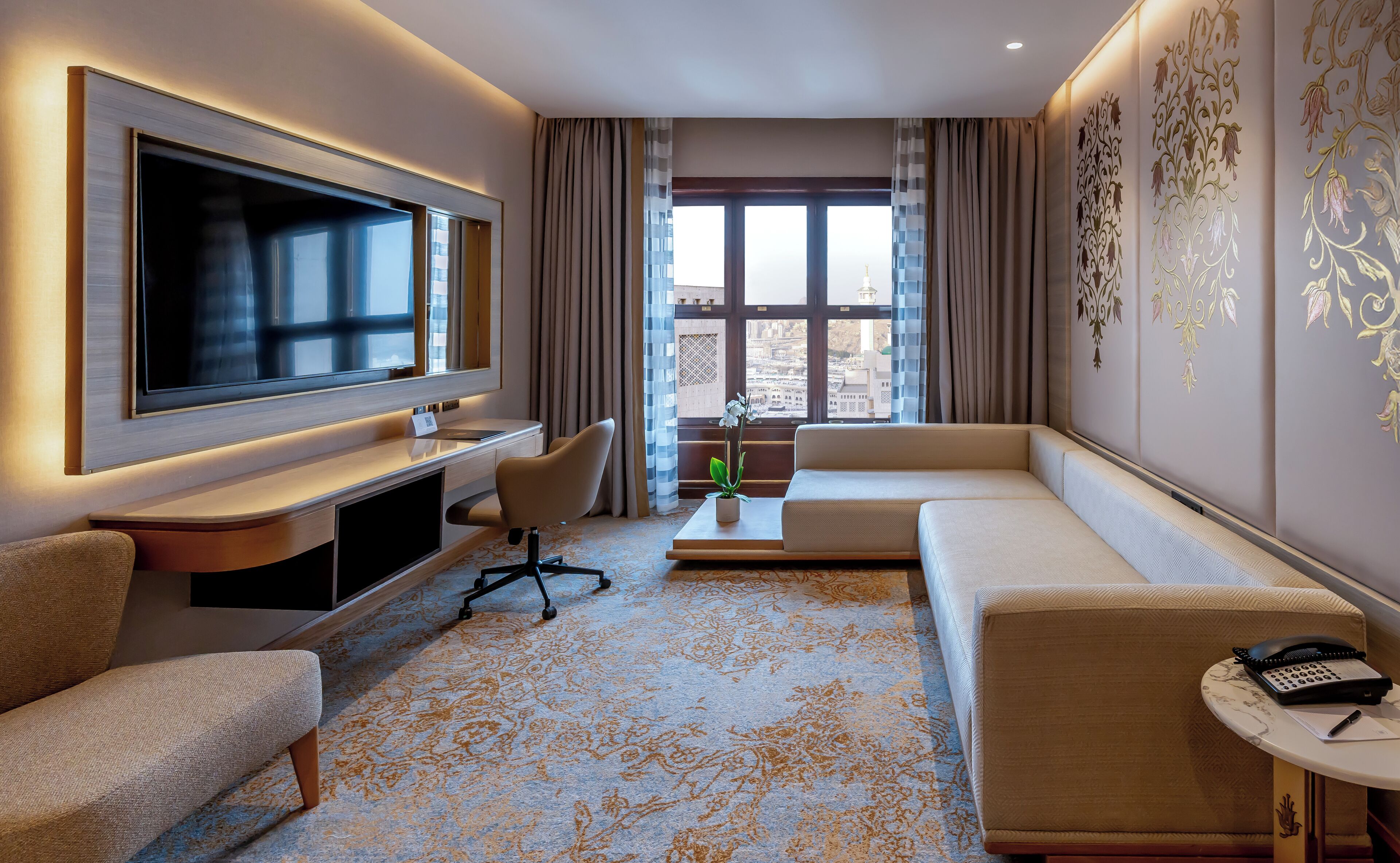 Deluxe Twin Suite Partial Kaaba View with Living Room-VIP Lounge Access | Area soggiorno | TV LCD 37 pollici con canali satellitari, TV