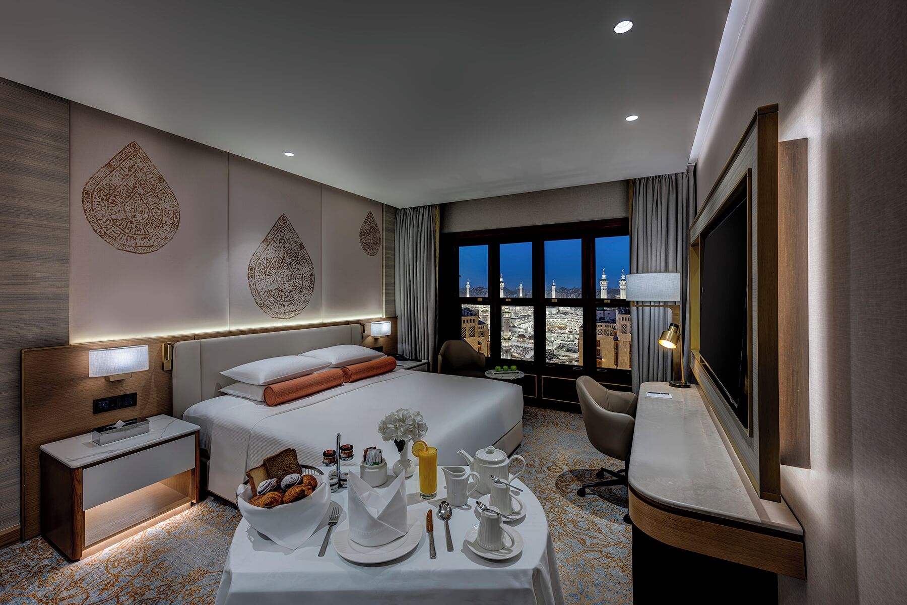 Luxury Suite Partial Kaaba View with Living Room\-VIP Lounge Access | Bộ đồ giường cao cấp, minibar, két bảo mật tại phòng, bàn 