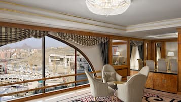 Presidential Suite with One King Bed and Two Twin Beds | Sala de estar | Televisión LCD de 37 pulgadas con canales vía satélite y televisión