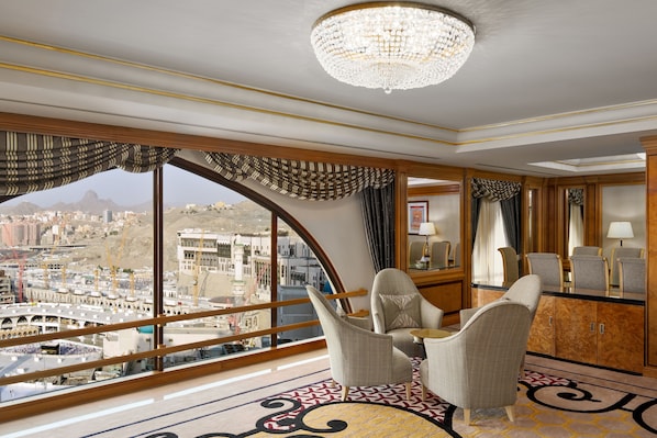Royal Suite Partial Kaaba View \-VIP Lounge Access | Oppholdsrom | En 37-tommers LCD-TV med Parabol-TV samt TV